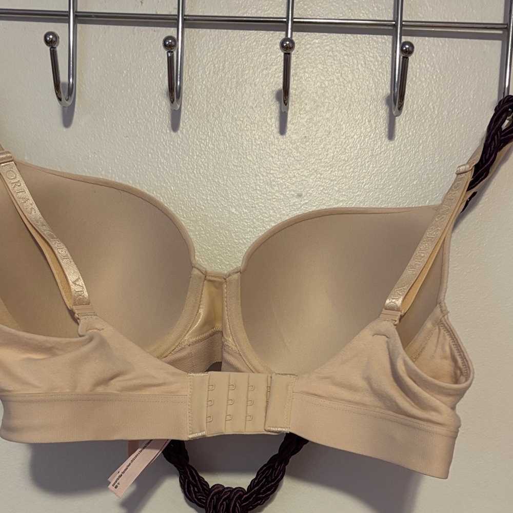 Victoria's Secret Cream Push-Up Bra. - Picture 4 of 10